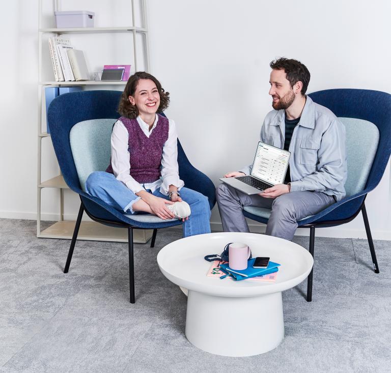 MSH 23 Frau und Mann auf blauen Stühlen