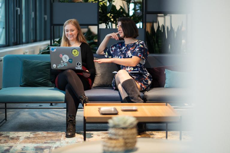 MSH 23 Zwei Frauen auf dem Sofa mit einem Laptop