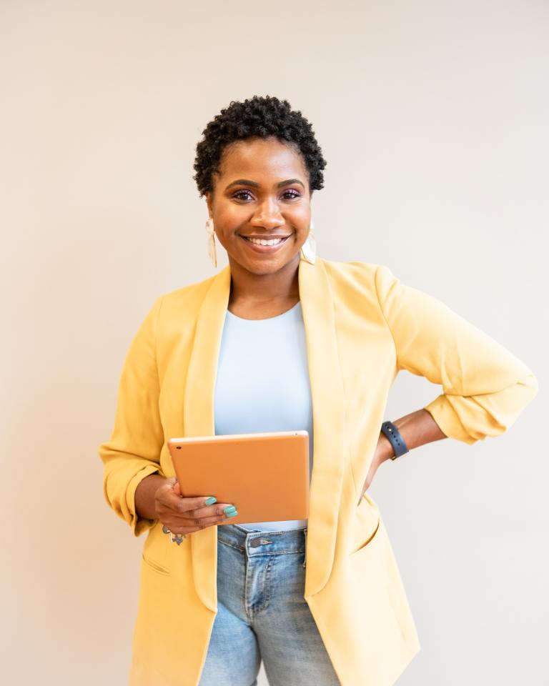 XMS 23 Frau mit gelben Jacket und iPad