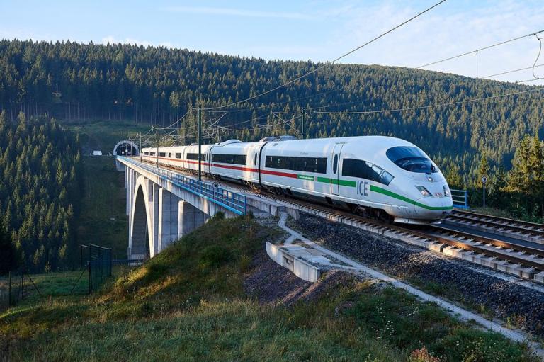 XMS 23 ICE auf Brücke