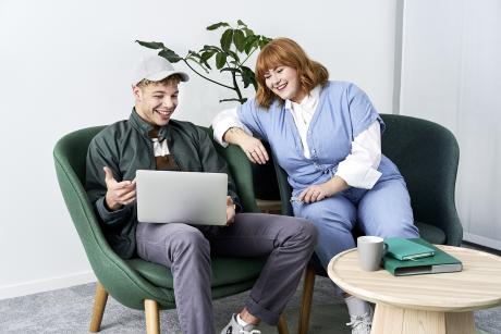 XMS 23 Mann und Frau auf Stühlen mit Laptop